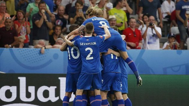 Fotbalisté Islandu se radují z gólu proti Anglii. Fotbalisté Islandu se radují z gólu proti Anglii.