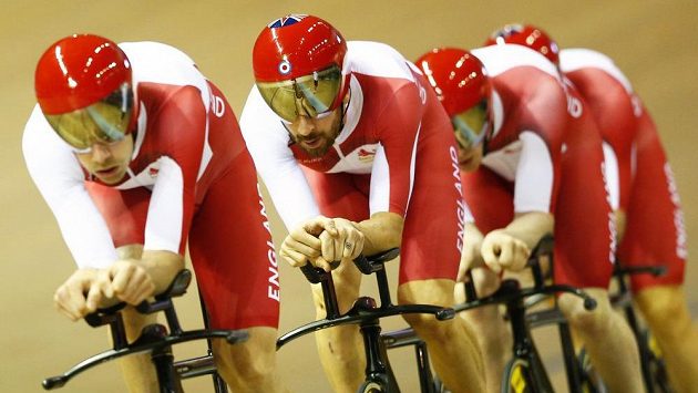 Bradley Wiggins v anglickém týmu na Hrách Commonwealthu na druhé pozici. Bradley Wiggins v anglickém týmu na Hrách Commonwealthu na druhé pozici.