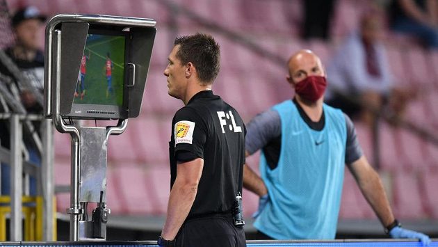 Rozhodčí Ondřej Pechanec zkoumá video při pohárovém zápase Sparta - Plzeň. Rozhodčí Ondřej Pechanec zkoumá video při pohárovém zápase Sparta - Plzeň.