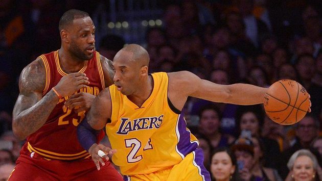 LeBron James z Clevelandu (vlevo) brání v posledním vzájemném zápase Kobeho Bryanta z LA Lakers. LeBron James z Clevelandu (vlevo) brání v posledním vzájemném zápase Kobeho Bryanta z LA Lakers.