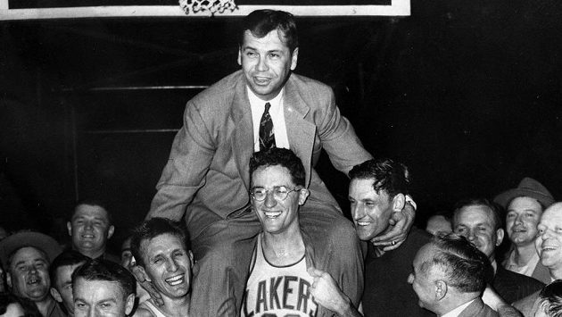 Kouč John Kundla se svými svěřenci z Minneapolis Lakers na snímku z roku 1952. Kouč John Kundla se svými svěřenci z Minneapolis Lakers na snímku z roku 1952.