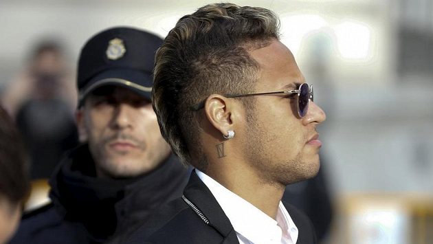 Brazilec Neymar odchází od soudu v Madridu. Brazilec Neymar odchází od soudu v Madridu.