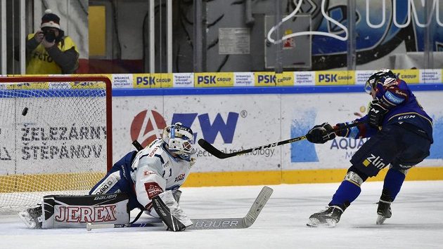 Brankář Brna Marek Čiliak inkasuje rozhodující gól v nájezdech od Davida Noska ze Zlína. Brankář Brna Marek Čiliak inkasuje rozhodující gól v nájezdech od Davida Noska ze Zlína.