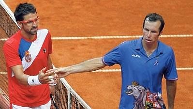 Jablko sváru. Radek Štěpánek a Janko Tipsarevič po zápase v Davis Cupu u sítě. Jablko sváru. Radek Štěpánek a Janko Tipsarevič po zápase v Davis Cupu u sítě.