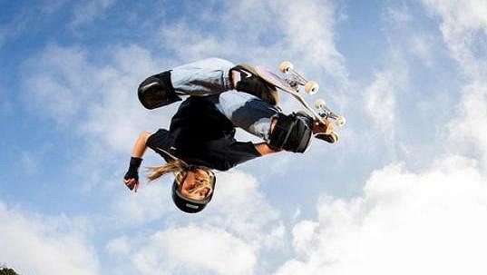 Britská skateboardistka Sky Brownová skáče na rampě. Britská skateboardistka Sky Brownová skáče na rampě.