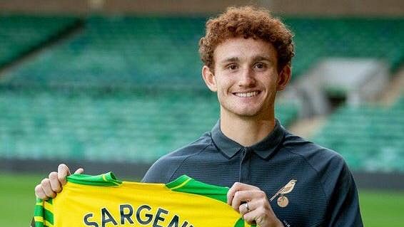 Americký fotbalista Josh Sargent pózuje s dresem Norwiche. Americký fotbalista Josh Sargent pózuje s dresem Norwiche.