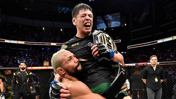 Přátelské gesto od Deivesona Figueireda! Brandon Moreno získal na turnaji UFC 263 mistrovský pás Přátelské gesto od Deivesona Figueireda! Brandon Moreno získal na turnaji UFC 263 mistrovský pás