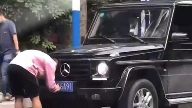 Z písmene E si udělal reprezentat Jü na espézetce F a dostal za to nejen pokutu, ale i vyhzov z klubu. Z písmene E si udělal reprezentat Jü na espézetce F a dostal za to nejen pokutu, ale i vyhzov z klubu.