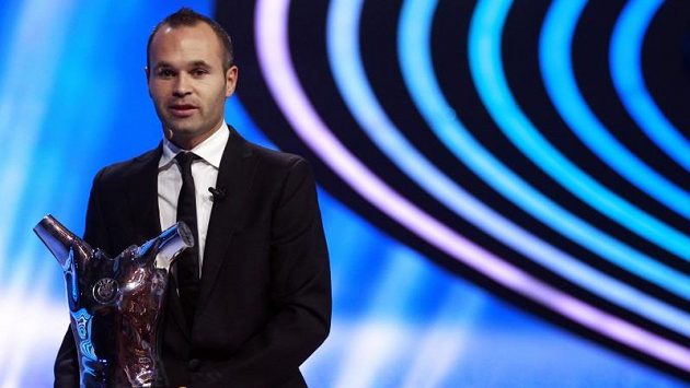 Andrés Iniesta s cenou pro nejlepšího fotbalistu Evropy. Andrés Iniesta s cenou pro nejlepšího fotbalistu Evropy.