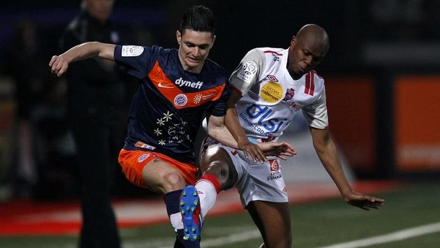 Djamel Bakar z Nancy (vpravo) v souboji s Remy Cabellou z Montpellier Djamel Bakar z Nancy (vpravo) v souboji s Remy Cabellou z Montpellier