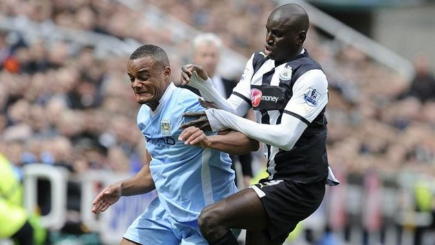 Vincent Kompany z Manchesteru City (vlevo) v souboji s Dembou Ba z Newcastlu. Vincent Kompany z Manchesteru City (vlevo) v souboji s Dembou Ba z Newcastlu.