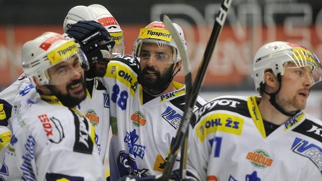 Brněnští hokejisté oslavují postup do finále extraligy po vyřazení Plzně. Brněnští hokejisté oslavují postup do finále extraligy po vyřazení Plzně.