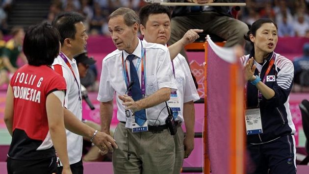 Hlavní rozhodčí Torsten Berg (uprostřed) napomíná indonéskou badmintonistku Greysii Poliiovou za pasivitu. Hlavní rozhodčí Torsten Berg (uprostřed) napomíná indonéskou badmintonistku Greysii Poliiovou za pasivitu.