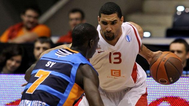 Chester Tre Simmons z Nymburku (vpravo) se snaží obejít Papeho Sye z Gravelines. Chester Tre Simmons z Nymburku (vpravo) se snaží obejít Papeho Sye z Gravelines.