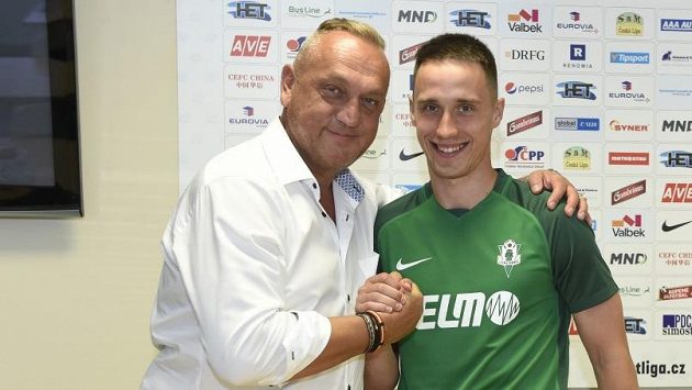 Lotyšský útočník Davis Ikaunieks si vyzkoušel jablonecký dres. Třetí tým posledního ročníku české nejvyšší soutěže bude novým působiště kanonýra. Společnost fotbalistovi dělá hráčský agent Pavel Zíka. Lotyšský útočník Davis Ikaunieks si vyzkoušel jablonecký dres. Třetí tým posledního ročníku české nejvyšší soutěže bude novým působiště kanonýra. Společnost fotbalistovi dělá hráčský agent Pavel Zíka.