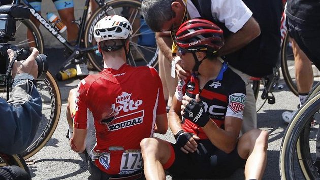 Australan Richie Porte je ošetřován po pádu v nedělní 9. etapě Tour de Frannce. Vlevo Belgičan Jens Keukeleire. Australan Richie Porte je ošetřován po pádu v nedělní 9. etapě Tour de Frannce. Vlevo Belgičan Jens Keukeleire.