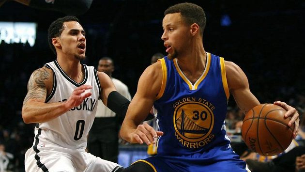 Rozehrávač Brooklynu Shane Larkin (vlevo) brání Stephena Curryho, hvězdu Golden State Warriors a celé NBA. Rozehrávač Brooklynu Shane Larkin (vlevo) brání Stephena Curryho, hvězdu Golden State Warriors a celé NBA.