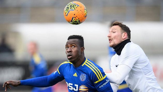 Mohamed Tijani v dresu Jihlavy a Libor Kozák ze Sparty. Mohamed Tijani v dresu Jihlavy a Libor Kozák ze Sparty.