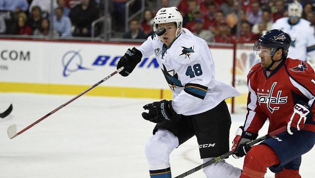 Tomáš Hertl (vlevo) spěchá za kotoučem v souboji s Justinem Williamsem z Washingtonu. Tomáš Hertl (vlevo) spěchá za kotoučem v souboji s Justinem Williamsem z Washingtonu.