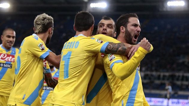 Fotbalisté Neapole se radují z branky, kterou vstřelil Higuaín (vpravo). Fotbalisté Neapole se radují z branky, kterou vstřelil Higuaín (vpravo).