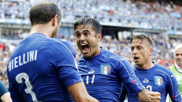 Italský střelec Giorgio Chiellini (vlevo) se raduje se spoluhráčem Éderem z gólu proti Španělsku. Italský střelec Giorgio Chiellini (vlevo) se raduje se spoluhráčem Éderem z gólu proti Španělsku.