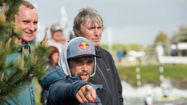 Zleva Vít Přindiš a Vavřinec Hradilek na prohlídce trati v Liptovském Mikuláši. Pojede do Ria jeden ze svěřenců Miloslava Říhy (vpravo), nebo Jiří Prskavec. Zleva Vít Přindiš a Vavřinec Hradilek na prohlídce trati v Liptovském Mikuláši. Pojede do Ria jeden ze svěřenců Miloslava Říhy (vpravo), nebo Jiří Prskavec.