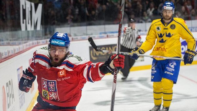 Český útočník Lukáš Kašpar oslavuje gól proti Švédsku.. Český útočník Lukáš Kašpar oslavuje gól proti Švédsku..