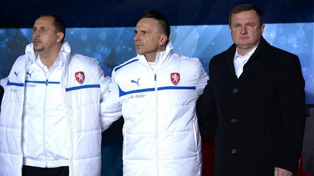 Český trenér Pavel Vrba (vpravo) a jeho asistenti Karel Krejčí a Zdeněk Svoboda (vlevo) během přátelského utkání s Norskem. Český trenér Pavel Vrba (vpravo) a jeho asistenti Karel Krejčí a Zdeněk Svoboda (vlevo) během přátelského utkání s Norskem.