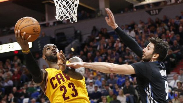 LeBronu Jamesovi z Clevelandu brání v zakončení Španěl Ricky Rubio z Minnesoty. LeBronu Jamesovi z Clevelandu brání v zakončení Španěl Ricky Rubio z Minnesoty.
