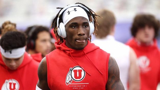 Cornerback fotbalového týmu Utah Aaron Lowe. Cornerback fotbalového týmu Utah Aaron Lowe.