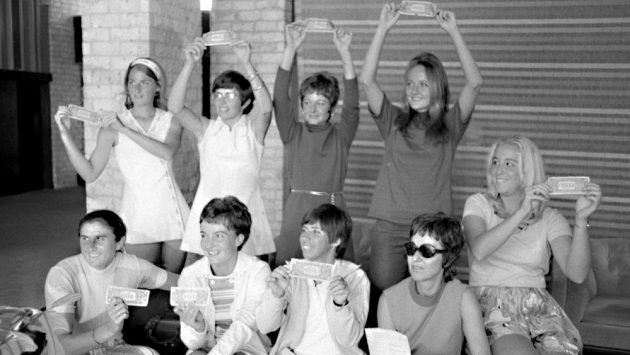Slavná fotografie, která odstartovala revoluci v ženském tenise. "Original 9", neboli (zleva) Valerie Ziegenfussová, Billie Jean Kingová, Nancy Richeyová, Peaches Bartkowiczová a sedící Judy Daltonová, Kerry Melvilleová, Rosie Casalsová, promotérka Gladys Heldmanová a Kristy Pigeonová. Slavná fotografie, která odstartovala revoluci v ženském tenise. "Original 9", neboli (zleva) Valerie Ziegenfussová, Billie Jean Kingová, Nancy Richeyová, Peaches Bartkowiczová a sedící Judy Daltonová, Kerry Melvilleová, Rosie Casalsová, promotérka Gladys Heldmanová a Kristy Pigeonová.