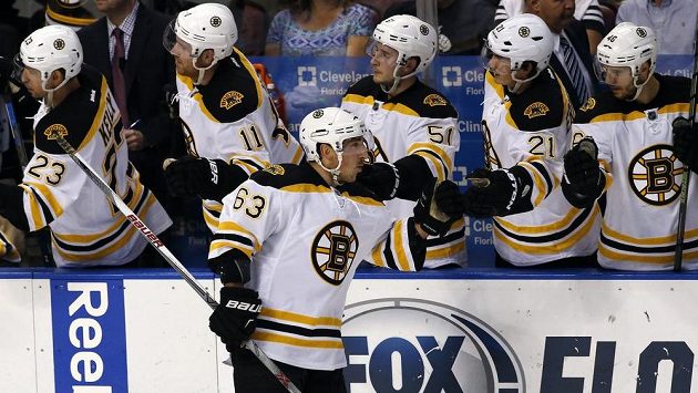 Brad Marchand z Bostonu se raduje se spoluhráči z gólu. Brad Marchand z Bostonu se raduje se spoluhráči z gólu.