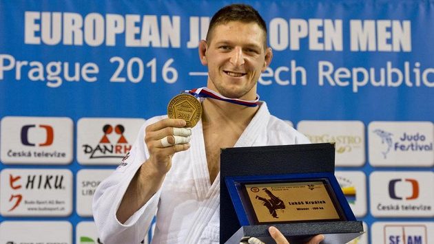 Český reprezentant Lukáš Krpálek vybojoval zlatou medaili ve váhové kategorii do 100 kg při European Open v Praze. Český reprezentant Lukáš Krpálek vybojoval zlatou medaili ve váhové kategorii do 100 kg při European Open v Praze.