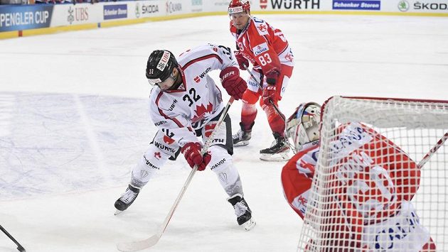 Kanaďan Kevin Clark střílí na třineckého gólmana Petra Kváču. Kanaďan Kevin Clark střílí na třineckého gólmana Petra Kváču.