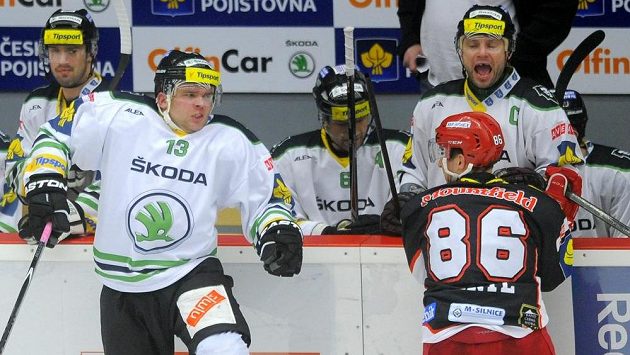 Marek Trončinský (13) z Mladé Boleslavi a královéhradecký Tomáš Mertl, na kterého ze střídačky pokřikuje boleslavský kapitán David Výborný. Marek Trončinský (13) z Mladé Boleslavi a královéhradecký Tomáš Mertl, na kterého ze střídačky pokřikuje boleslavský kapitán David Výborný.