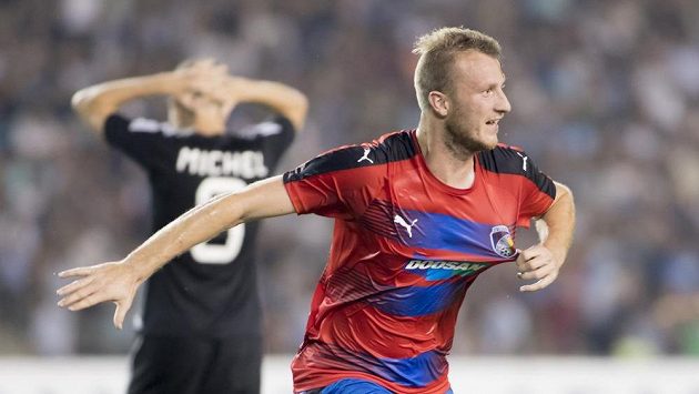 Michael Krmenčík z Plzně se raduje z postupového gólu proti Karabachu. Michael Krmenčík z Plzně se raduje z postupového gólu proti Karabachu.