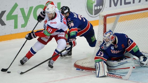 Vyřazení Petrohradu nezabránil ani český brankář Alexander Salák, který na tomto snímku sleduje útočnou akci Janise Spruktse z Lokomotivu Jaroslavl (v bílém dresu) a bránícího Kevina Dallmana. Vyřazení Petrohradu nezabránil ani český brankář Alexander Salák, který na tomto snímku sleduje útočnou akci Janise Spruktse z Lokomotivu Jaroslavl (v bílém dresu) a bránícího Kevina Dallmana.