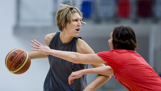 Jana Veselá (vlevo) a Tereza Pecková na tréninku českých basketbalových reprezentantek před mistrovstvím světa v Turecku. Jana Veselá (vlevo) a Tereza Pecková na tréninku českých basketbalových reprezentantek před mistrovstvím světa v Turecku.