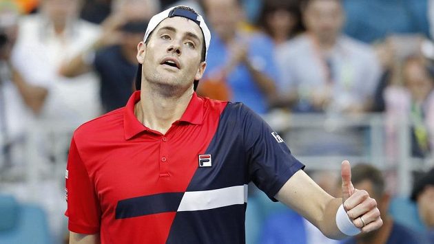 Tenista John Isner oslavuje vítězství nad Španělem Robertem Bautistou ve čtvrtfinále turnaje v Miami. Tenista John Isner oslavuje vítězství nad Španělem Robertem Bautistou ve čtvrtfinále turnaje v Miami.