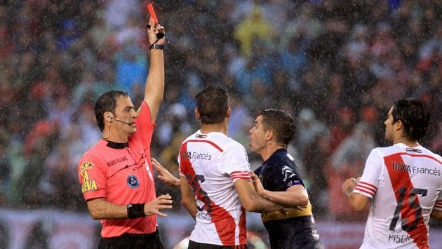 Červená karta v ruce sudího v utkání nejvyšší argentinské soutěže - ilustrační foto. Červená karta v ruce sudího v utkání nejvyšší argentinské soutěže - ilustrační foto.