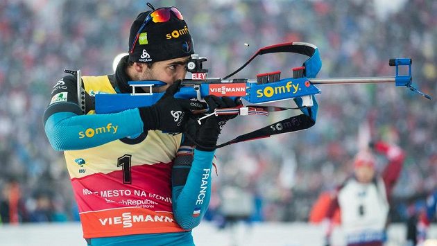Martin Fourcade, položka vstoje při stíhacím závodu. Martin Fourcade, položka vstoje při stíhacím závodu.
