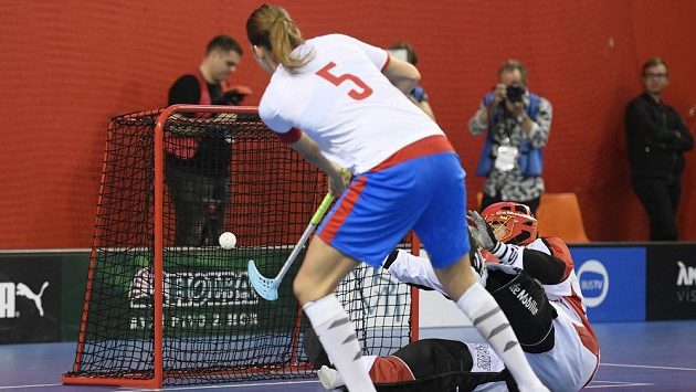 Česká florbalistka Eliška Krupnová střílí rozhodující gól série samostatných nájezdů. Vpravo je brankářka Švýcarska Monika Schmidová. Česká florbalistka Eliška Krupnová střílí rozhodující gól série samostatných nájezdů. Vpravo je brankářka Švýcarska Monika Schmidová.