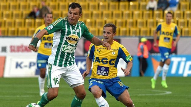 Zleva Martin Dostál z Bohemians a Alois Hyčka z Teplic v utkání sedmého kola HET ligy. Zleva Martin Dostál z Bohemians a Alois Hyčka z Teplic v utkání sedmého kola HET ligy.