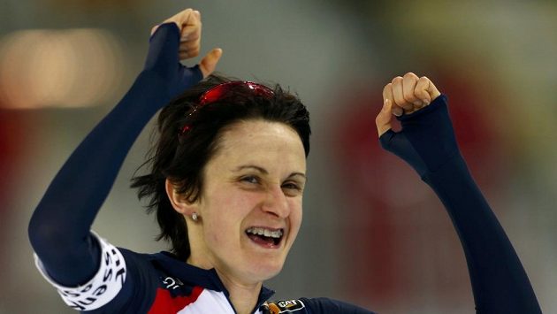 Česká rychlobruslařka Martina Sáblíková se raduje z triumfu na pětikilometrové trati na MS v Soči. Česká rychlobruslařka Martina Sáblíková se raduje z triumfu na pětikilometrové trati na MS v Soči.
