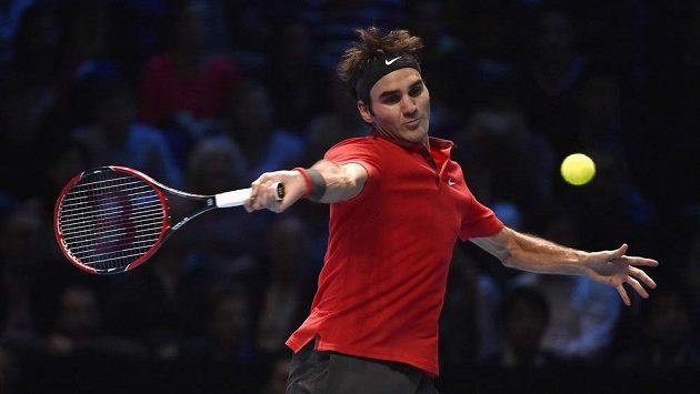 Švýcarský tenista Roger Federer během zápasu s Andym Murraym z Velké Británie. Švýcarský tenista Roger Federer během zápasu s Andym Murraym z Velké Británie.