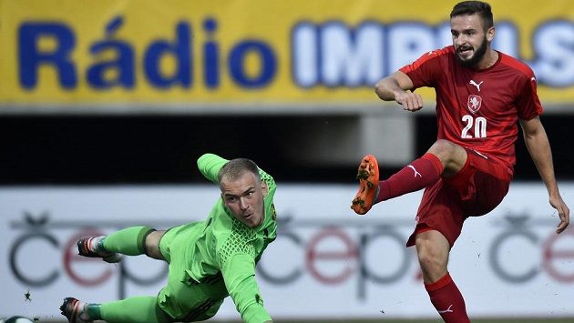 Běloruský brankář Denis Šerbitskij a český útočník Tomáš Zajíc v kvalifikačním utkání v Jablonci. Běloruský brankář Denis Šerbitskij a český útočník Tomáš Zajíc v kvalifikačním utkání v Jablonci.