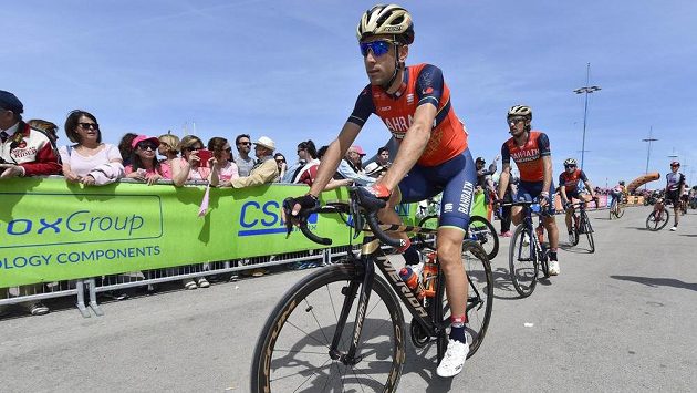 Domácí favorit Vincenzo Nibali přijíždí na start úvodní etapy Giro d'Italia. Domácí favorit Vincenzo Nibali přijíždí na start úvodní etapy Giro d'Italia.