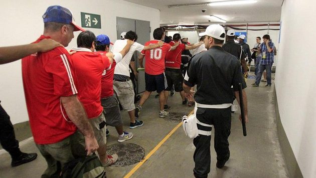 říznivci Chile jsou po svém pokusu proniknout na zápas bez vstupenky vyváděni policií ze stadiónu Maracaná. říznivci Chile jsou po svém pokusu proniknout na zápas bez vstupenky vyváděni policií ze stadiónu Maracaná.