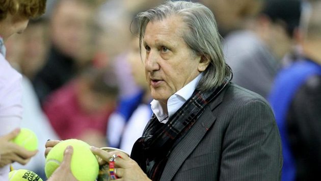 Ilie Nastase při fedcupovém utkání v Kluži. Ilie Nastase při fedcupovém utkání v Kluži.
