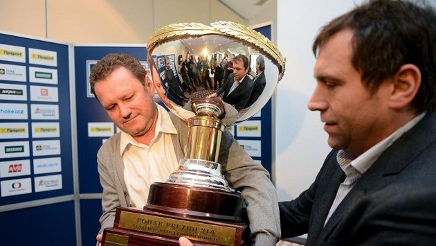 Ředitel extraligy Josef Řezníček (vpravo). Ředitel extraligy Josef Řezníček (vpravo).
